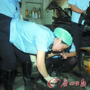 张红梅在进行现场勘查。