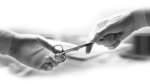 　　研究显示，在2013年，至少有25万美国人不是死于疾病，而是在寻求治疗的时候因为医院或者医生的过错导致死亡。（资料图片）