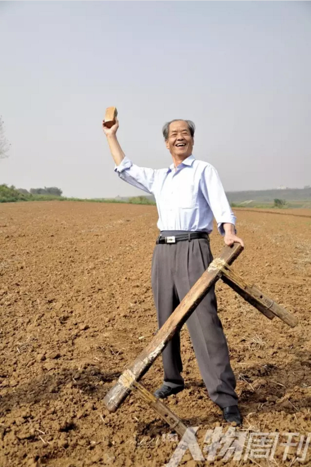 陈忠实在白鹿原上学老腔艺人表演 图/尚洪涛