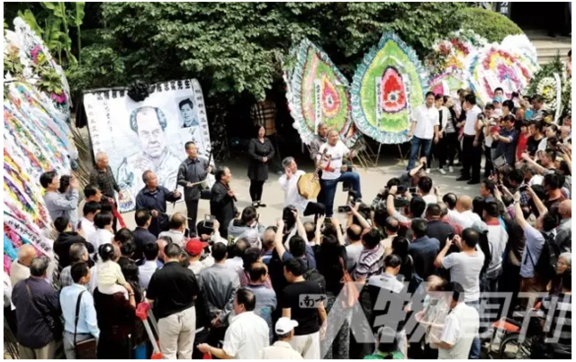 老腔艺人在陕西省作协大院演唱悼念陈忠实 图/尚洪涛