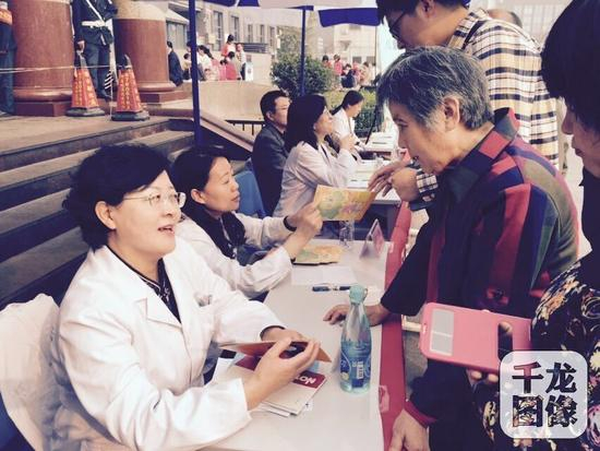 安冰医生和同事为百姓开展义诊