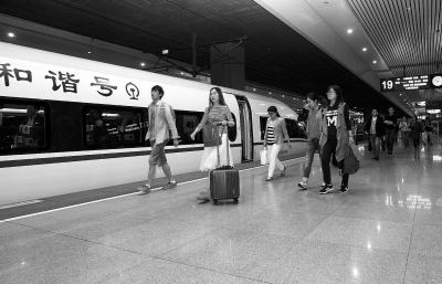 乘坐G8次京沪高铁的旅客走在站台上。新华社资料图