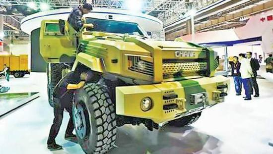 近日，第十二届重庆高交会上展出了4×4中型反恐防地雷反伏击车。