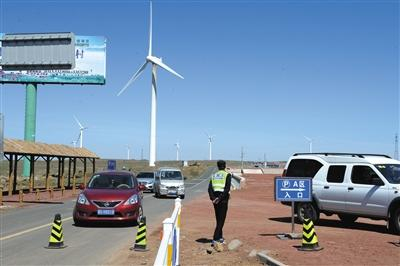 　　5月10日，张北“草原天路”服务中心，工作人员在道路中间拦住路过车辆，告诉乘客需买票方可通过。23日起，“草原天路”将取消收费。 新京报记者 吴江 摄