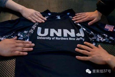在北新泽西大学入学登记的学生提供的学校T恤衫