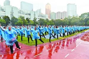 广州大妈雨中起舞。