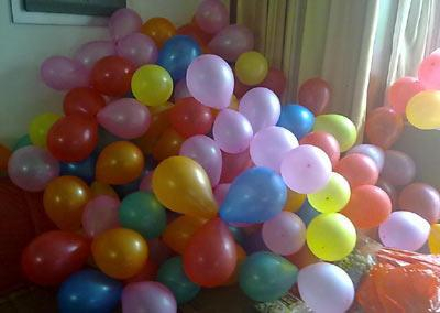 广东90后女孩房里自制氢气球出售 接个电话被炸身亡