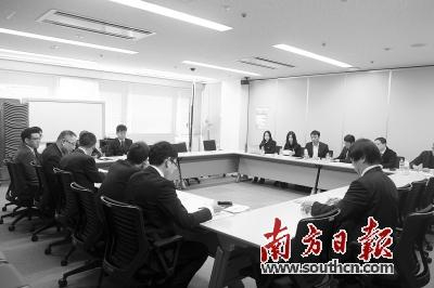 日本经济产业省六大部门九名负责人组团对话跨国调研组。陈奕凯摄