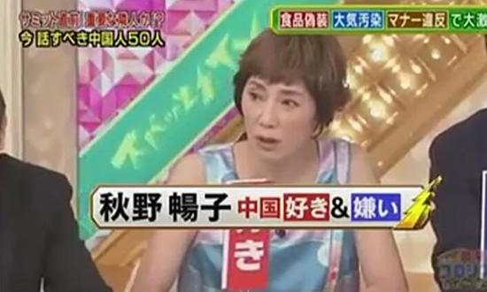 一名美国嘉宾在节目开头表示喜欢中国，他认为可能美国在一些方面做得更过分。