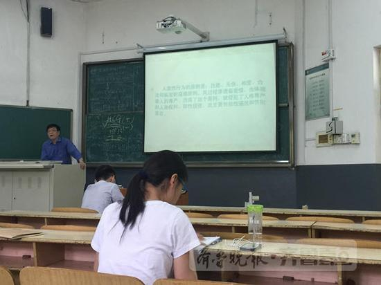 （5月25日，山东大学洪家楼校区，马保华老师在给学生们上课。 齐鲁晚报•齐鲁壹点记者 许亚薇摄）