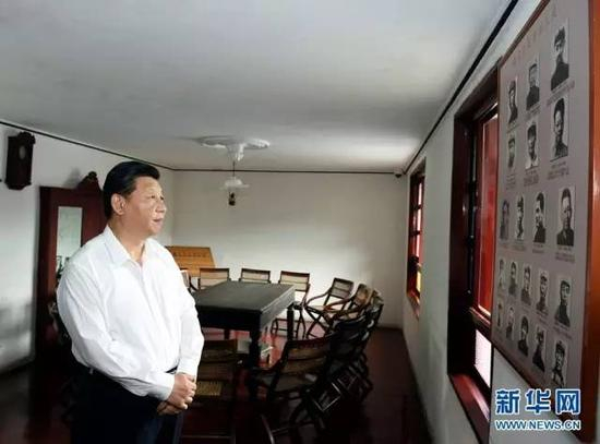 　　图为：2015年6月16日至18日，中共中央总书记、国家主席、中央军委主席习近平在贵州调研。这是16日下午，习近平在参观遵义会议会议室时，向墙上的遵义会议参加人员照片深情凝视。