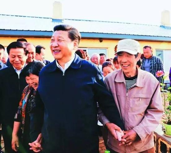 　　这是5月23日下午，习近平在伊春上甘岭林业局溪水经营所林场职工刘养顺家，同一家人及其邻居们亲切交谈。新华社记者 兰红光 摄　