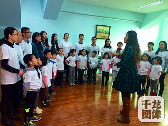 特聘声乐专家王霄云正在给团员们上课。飞魔力亲子合唱团供图