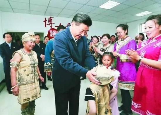 这是5月24日下午，习近平同正在进行伊玛堪说唱教学的村民们亲切交流。　