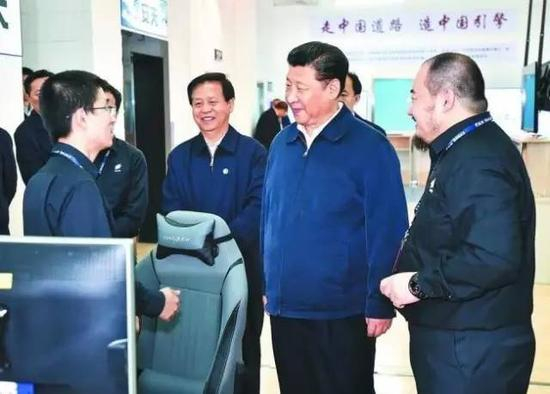 　　这是5月25日上午，习近平在哈尔滨安天科技股份有限公司听取科技人员介绍网络安全技术研发情况。新华社记者 李涛 摄
