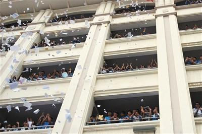 20日，厦门市海沧实验中学，学生在教学楼前将废旧试卷和书页撒下，缓解高考压力。