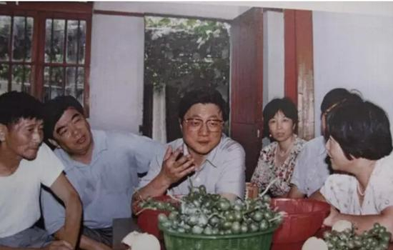 图说：1996年8月27日，黄菊在青浦农民家中调研。图片来源：《黄菊》画册