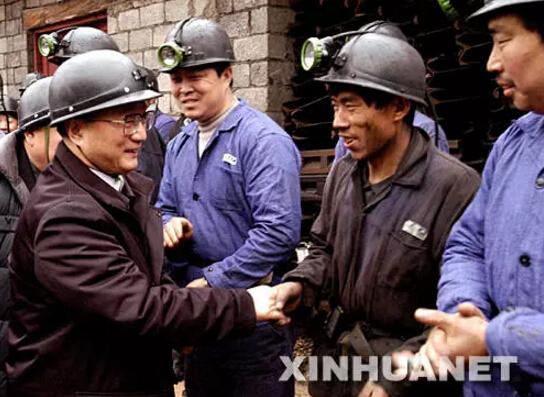 2004年1月3日，黄菊在贵州省林东矿务局黄家庄煤矿看望矿工。 图片来源：新华社图