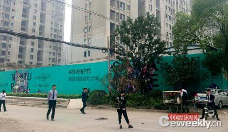 在周浦地王附近哄抢生意的中介 《中国经济周刊》记者 劳佳迪 摄