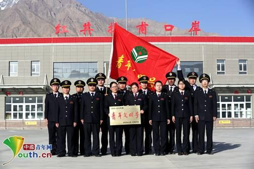 新疆检验检疫局红其拉甫办事处全体职工。红其拉甫办事处供图