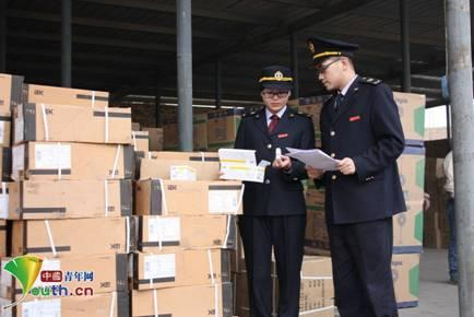 红其拉甫办事处职工正在检验货物。红其拉甫办事处供图