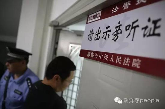 　　2013年6月25日，河北邯郸中级人民法院开庭审理王书金上诉一案，持旁听证的人员可以进入审判庭旁听。新京报记者 侯少卿 摄