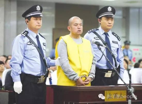 王书金（中）在法庭上。