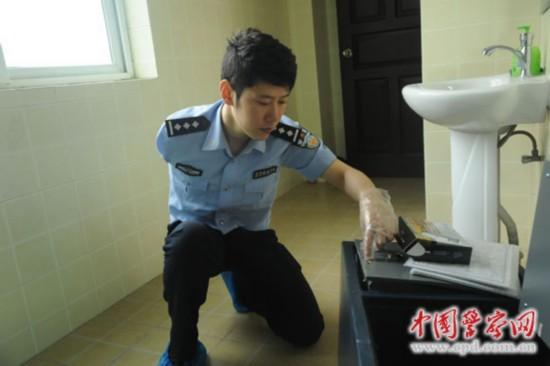 陈冰提取嫌疑人指纹。
