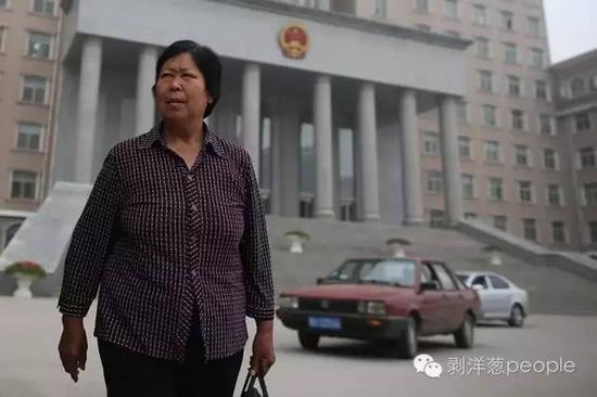 　　2013年6月24日下午，河北邯郸中级人民法院，聂树斌的母亲张焕枝到法院来申请明日王书金案的旁听证。新京报记者 侯少卿 摄