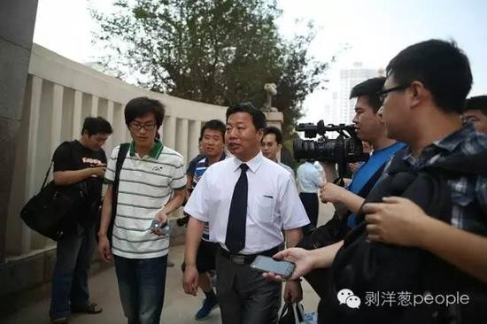 　　2013年6月25日，河北邯郸中级人民法院开庭审理王书金上诉一案，开庭前王书金的辩护律师朱爱民步入法院并回答记者提问。新京报记者 侯少卿 摄