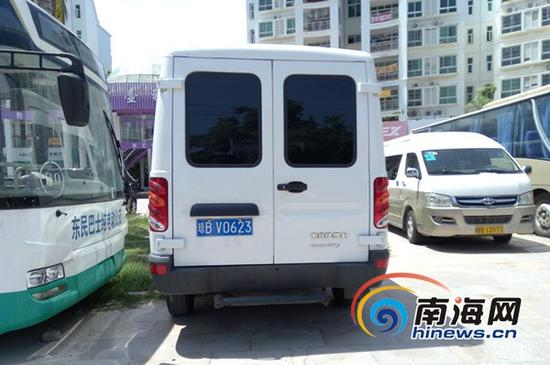 　　6月12日，车牌号为“琼B V0623”的白色依维柯停在停车场，透过玻璃可以看见内部已经过改装，其左侧为一张可移动担架，右侧为一些座位，在驾驶位后方摆有一些类似于心电图仪的设备。南海网见习记者 叶俊一 摄