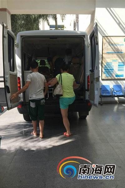 　　6月13日下午，牌照为“琼B V0623”的白色依维柯商务车在三亚市中医院住院楼，将一位病患接走。南海网见习记者 叶俊一 摄