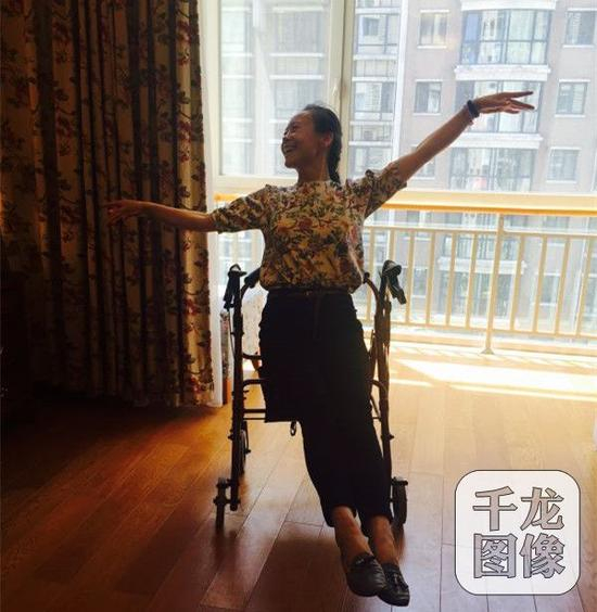 　　2015年11月，江淑一来到双井恭和苑老年健康生活中心，日复一日，她和老人们从陌生到无话不谈。图为江淑一在老人的指导下，学习坐在轮椅上跳舞。受访人供图。