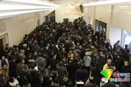 送别的人群挤满告别厅