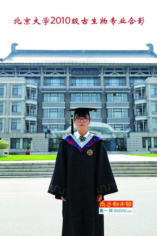 &nbsp;&nbsp;&nbsp;&nbsp;薛逸凡PS过的“一个人的毕业照”。