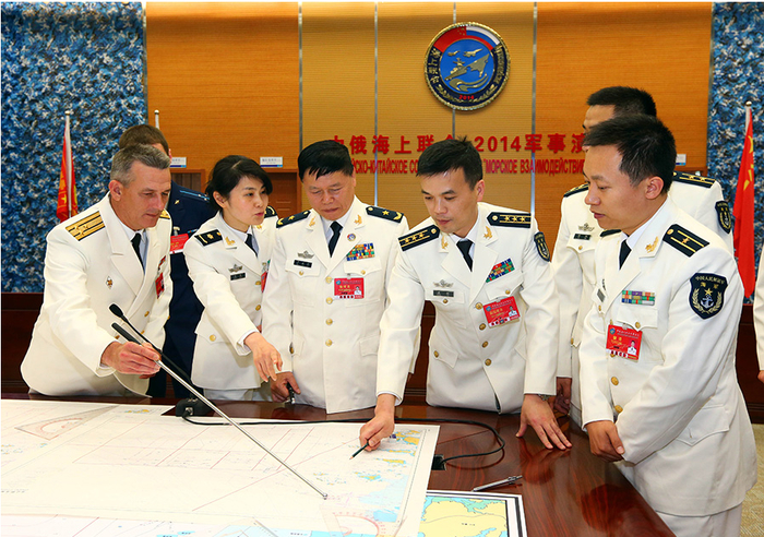 中俄双方指挥员在联合指挥部对参演兵力进行部署