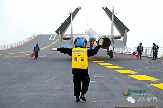 辽宁舰起飞助理放飞歼-15舰载战斗机