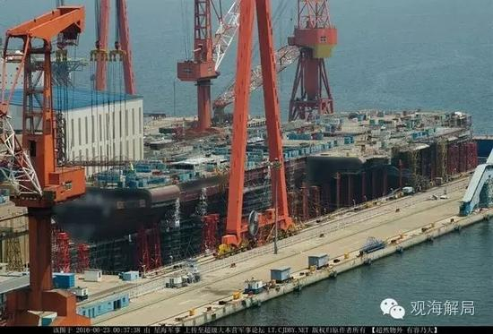 图为网络上曝光的疑似国产航母建设照片