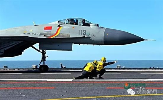 辽宁舰起飞助理放飞歼-15舰载战斗机