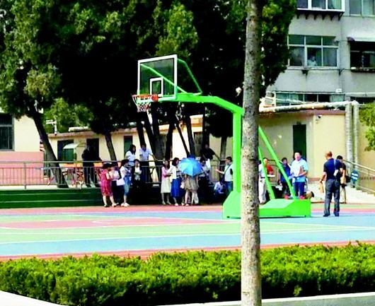 6月27日下午，校方在12位家长代表的监督下取样送检。（学生家长供图）