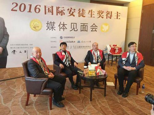 图中左二为曹文轩