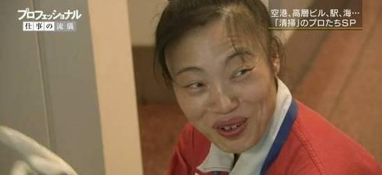 她看见污渍就像看见宝贝一样，一看到就会洗笑颜开。