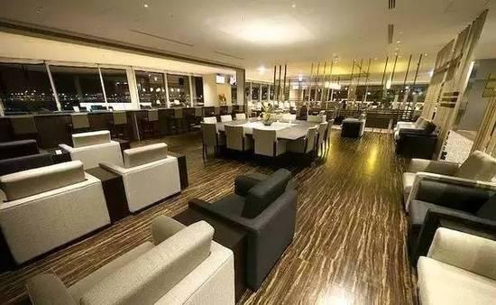 哪怕花坛里有一朵凋谢的花也会被及时清理走。