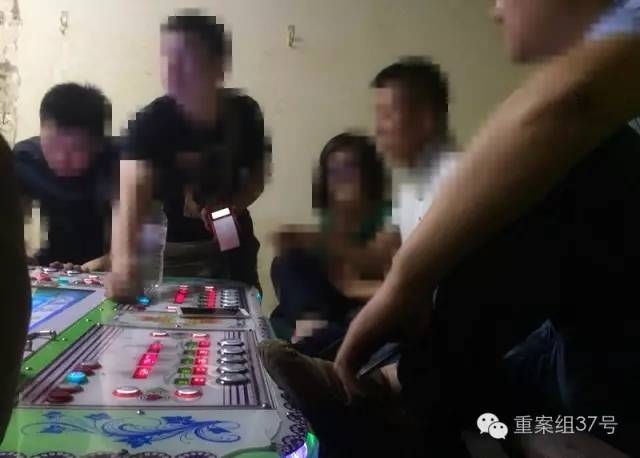 　　6月28日，回龙观西大街某游戏机厅，游戏机厅的工作人员拿着pos机为一男子刷卡，男子充了数千元之后开始游戏。