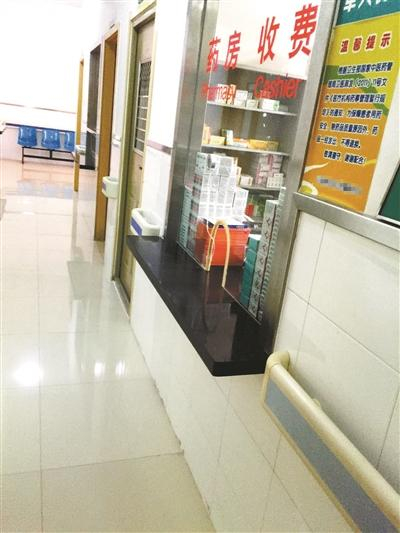 某社区医院的药房面积只能满足300余种药品储存