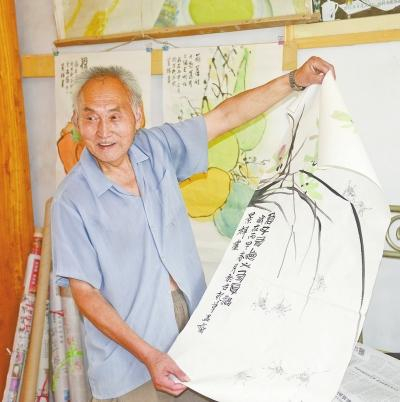 晁景祥展示自己的作品
