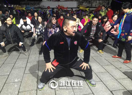 陈国新扎好马步在教居民打拳