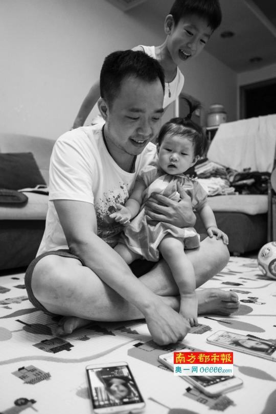 &nbsp;&nbsp;&nbsp;&nbsp;大新在家常常同时摊开四部手机看直播。