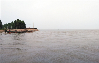 　　入汛以来，受上游客水影响，太湖水位一直保持高位，超过警戒线已持续一个多月，防汛形势非常严峻。新京报记者 谷岳飞 摄