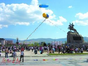 苏赫巴托广场是蒙古国最具象征意义的历史性地标。图为蒙古儿童在苏赫巴托广场游玩。 （资料图片）